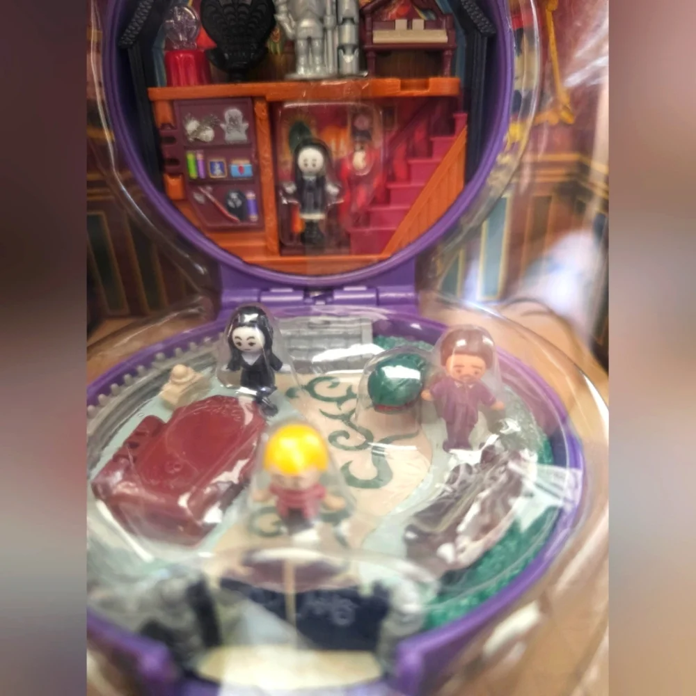 Limited Edition Addams Family Polly Pocket - Picture 4 of 4